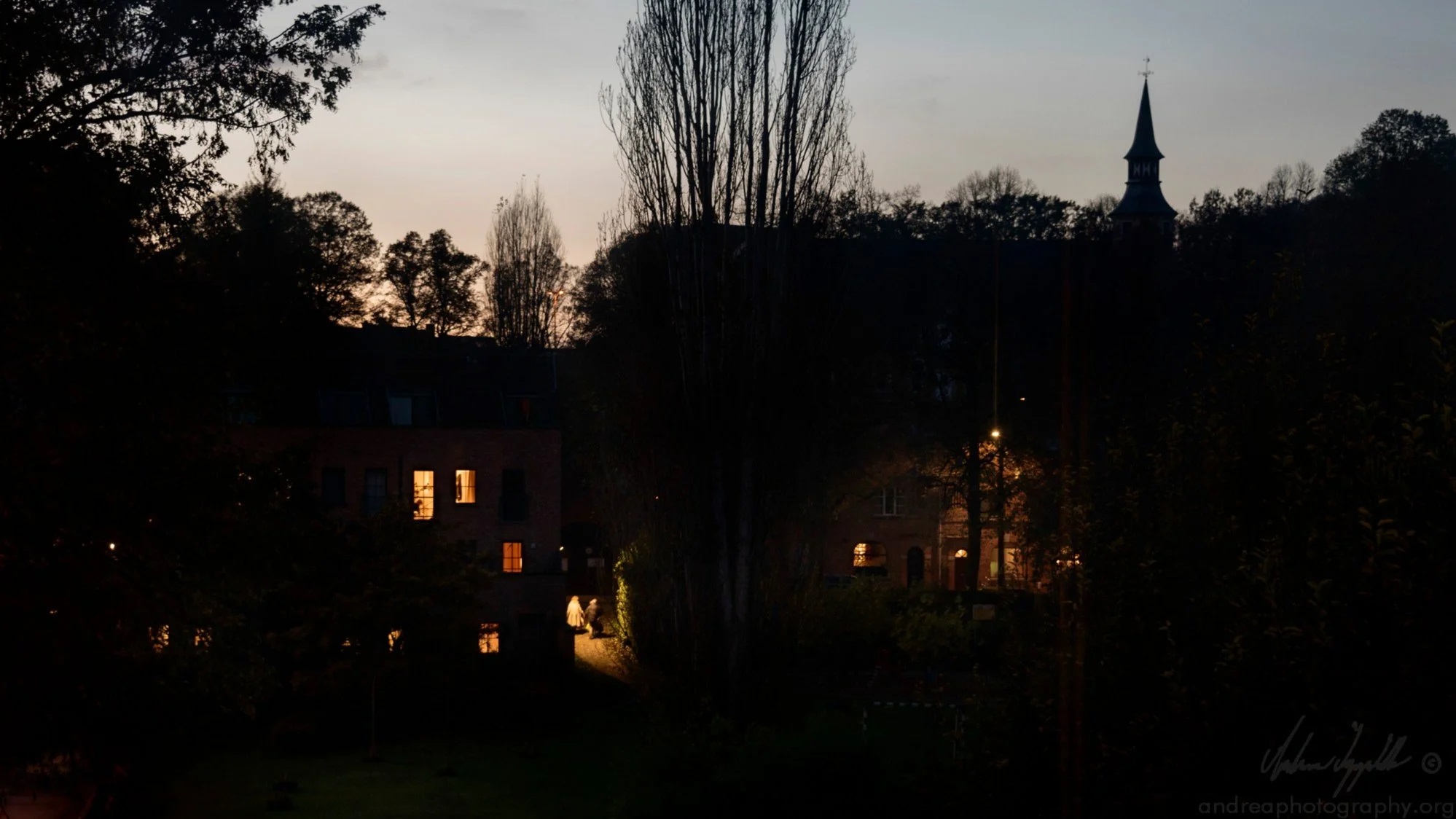 Photo Walk in Bruges - On the steps of Magritte + Christmas Market