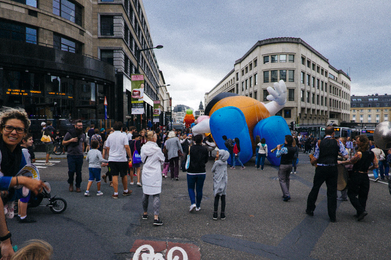 Photoresk at Zinneke Parade: Brussels street photography walk + social
